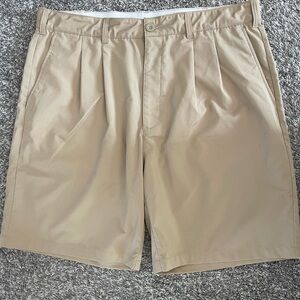 Men's Beige Reebok Golf Shorts Size 42
Polyester Stretch